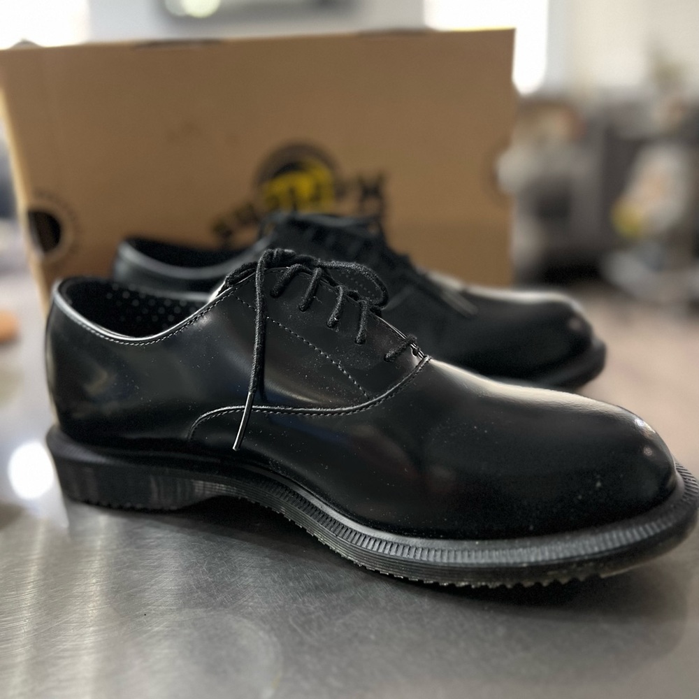 Dr. Martens Women’s low top black new